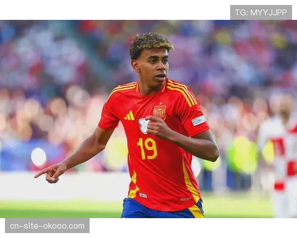 特写：17岁新星亚马尔在国家德比赛后，与童年偶像梅西交换球衣